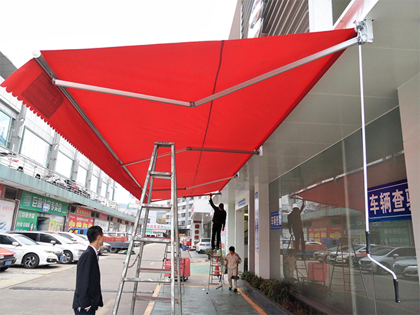 Hand cranked telescopic sunshade