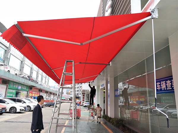 Hand cranked telescopic sunshade